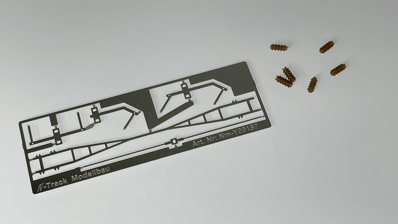 Main suspension support / attachment on the cross member (N-Track Finescale), with insulators, 1 piece, kit 